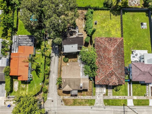 2100 SW 25th St, Miami FL 33133