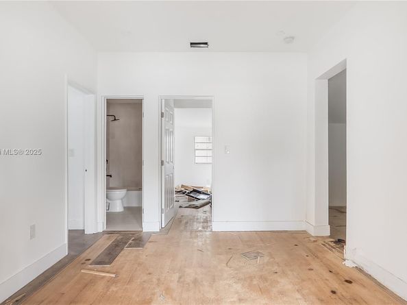 2100 SW 25th St, Miami FL 33133