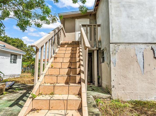 2100 SW 25th St, Miami FL 33133