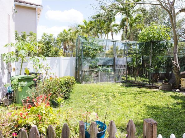 1735 NW 77th Ave, Pembroke Pines FL 33024