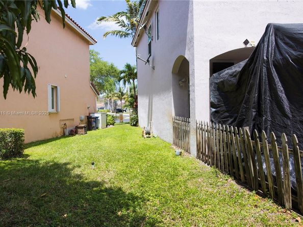 1735 NW 77th Ave, Pembroke Pines FL 33024