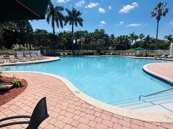 1735 NW 77th Ave, Pembroke Pines FL 33024