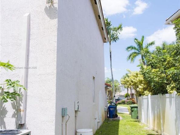 1735 NW 77th Ave, Pembroke Pines FL 33024