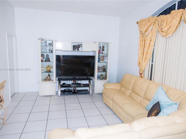 1735 NW 77th Ave, Pembroke Pines FL 33024