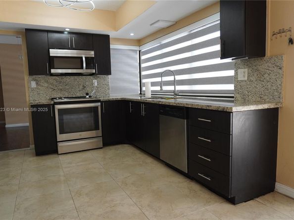 7140 NW 24th St, Sunrise FL 33313