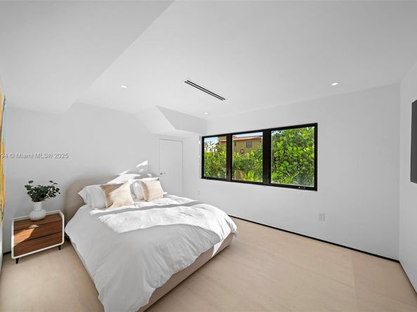 222 E Rivo Alto Dr, Miami Beach FL 33139