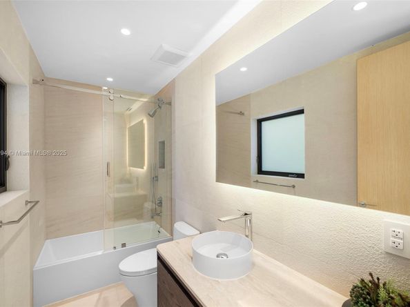 222 E Rivo Alto Dr, Miami Beach FL 33139