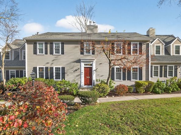 609 Washington St 303, Wellesley MA 02482