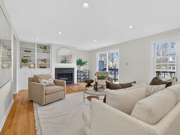 609 Washington St 303, Wellesley MA 02482