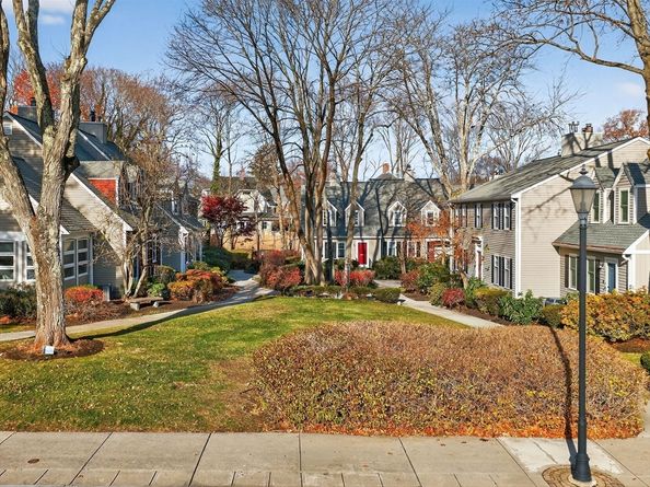 609 Washington St 303, Wellesley MA 02482