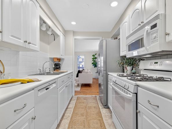 609 Washington St 303, Wellesley MA 02482