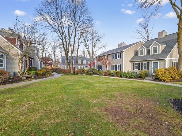 609 Washington St 303, Wellesley MA 02482