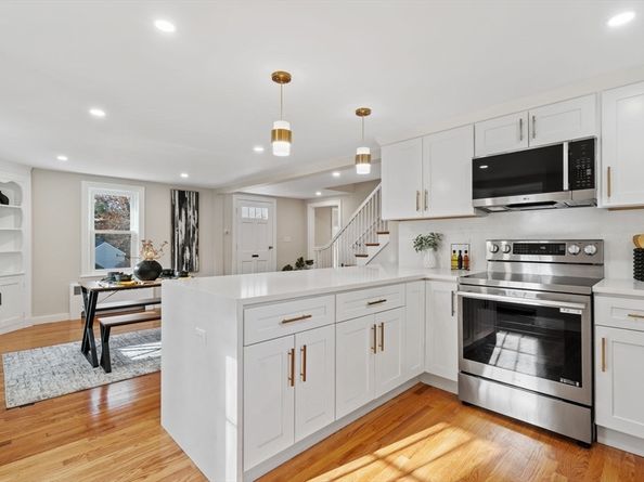 6 Puritan Ln, Dedham MA 02026