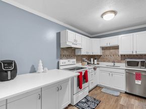 1 Chapel Hill Dr 2, Plymouth MA 02360