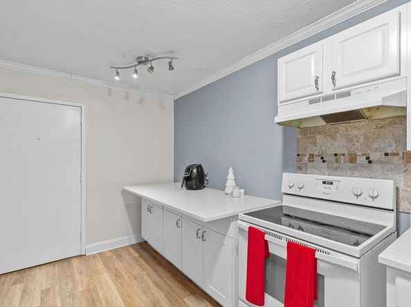 1 Chapel Hill Dr 2, Plymouth MA 02360