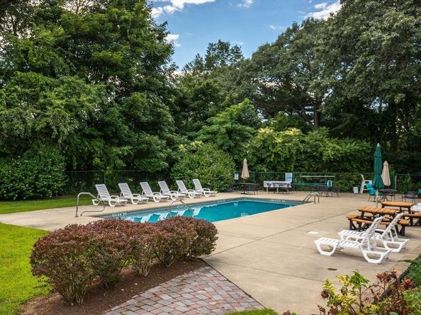 1 Chapel Hill Dr 2, Plymouth MA 02360