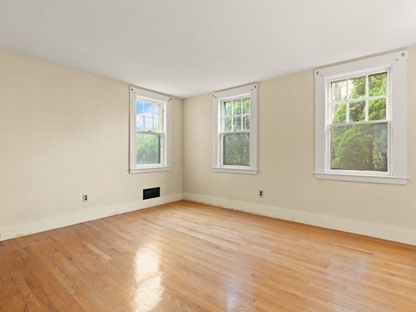 10 Oak St, Wareham MA 02571