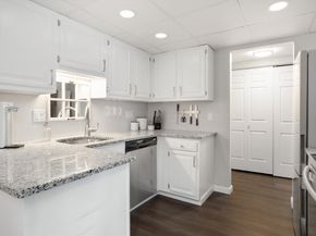 3 Ledgewood Way 8, Peabody MA 01960