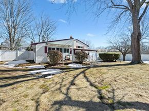 16 Manor Ave, Burlington MA 01803