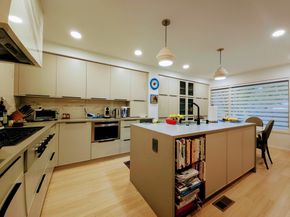 213 Nahanton St 213, Newton MA 02459