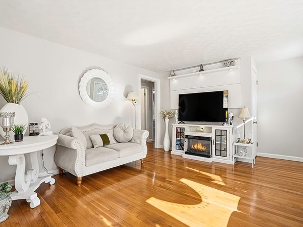 35 Woodway Dr, Shrewsbury MA 01545