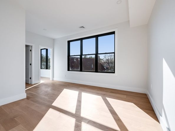 809-811 Heath St 811, Brookline MA 02467