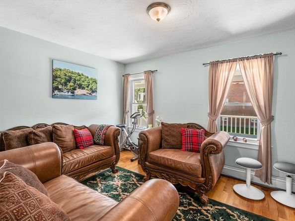 18 Auburn St Ext, Framingham MA 01701