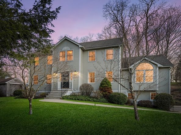 4 Barberry Ln, West Newbury MA 01985