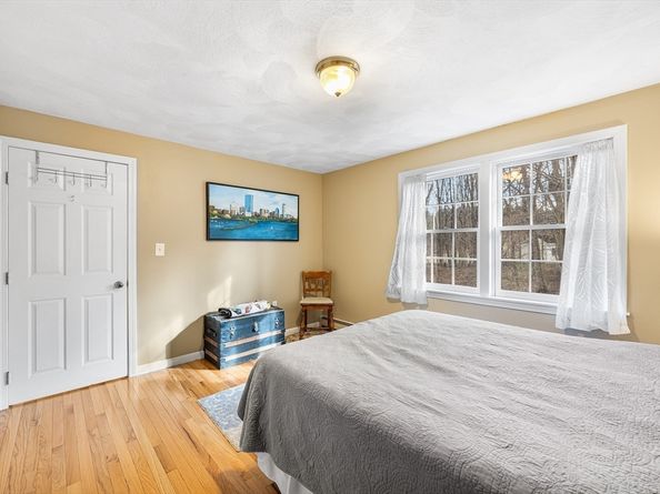 4 Barberry Ln, West Newbury MA 01985