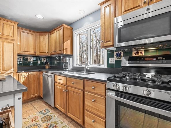 4 Barberry Ln, West Newbury MA 01985