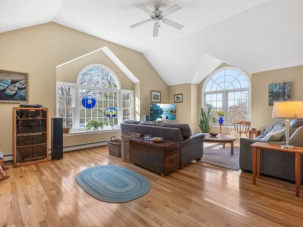 4 Barberry Ln, West Newbury MA 01985