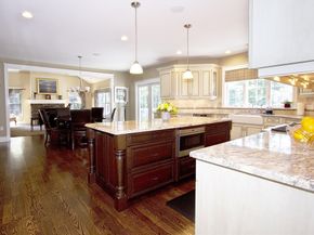 10 Woodbury Ln, Middleton MA 01949