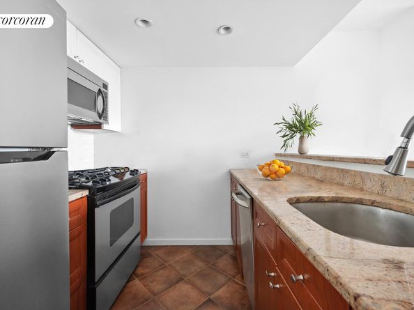 311 East 38th Street 18A, New York NY 10016