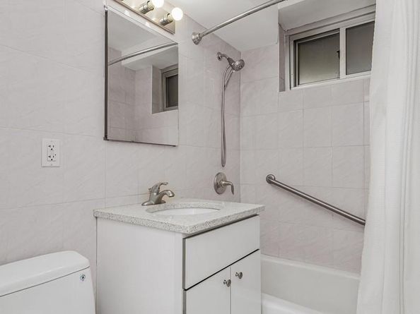 215 Park Row 4B, New York NY 10038