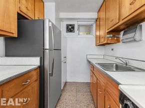 215 Park Row 4B, New York NY 10038