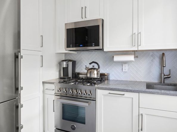 400 East 52nd Street 9C, New York NY 10022