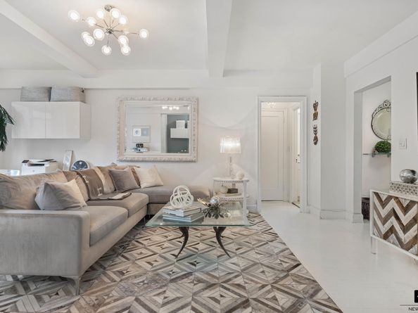 400 East 52nd Street 9C, New York NY 10022