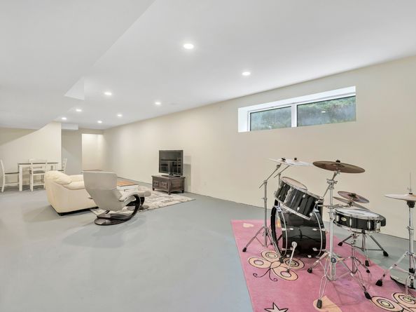 28 Strawberry Lane, Shelton CT 06484