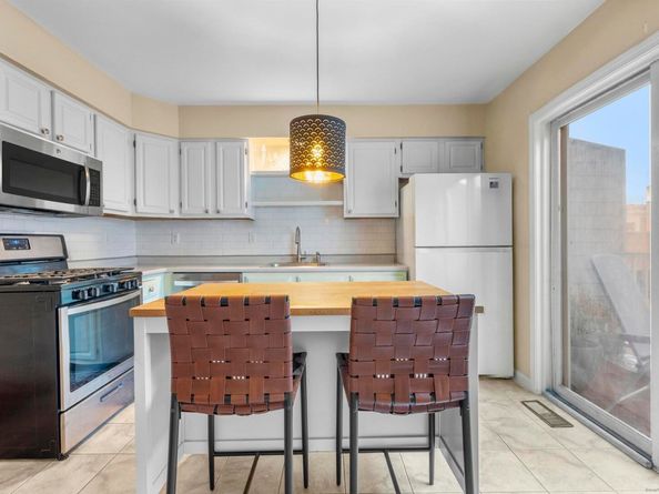 48 Strawberry Hill Avenue 11, Stamford CT 06902