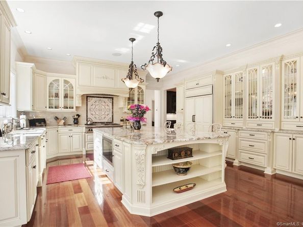 26 Pequot Lane, New Canaan CT 06840