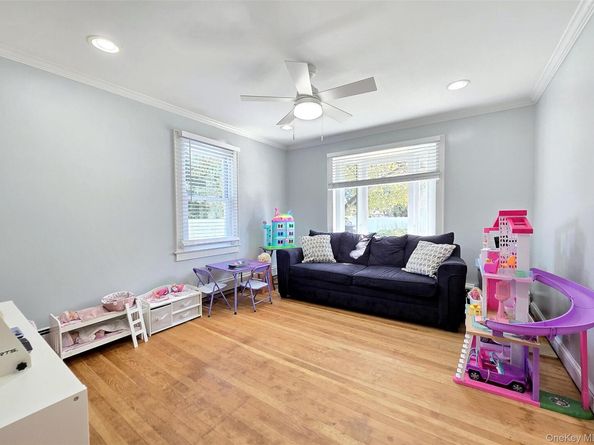 945 Benedict Street, Bohemia NY 11716