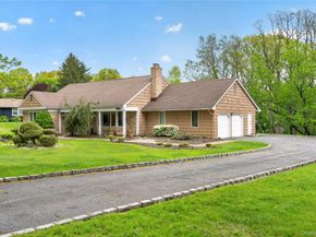 24 Thorngrove Lane, Dix Hills NY 11746