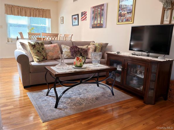 3 Primrose Lane 3, North Babylon NY 11703