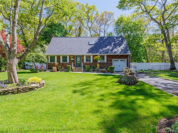 8 Loretta Court, Coram NY 11727