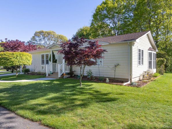 1407 Middle Road 83, Calverton NY 11933