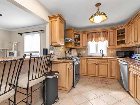 124 Stella Court, Lynbrook NY 11563