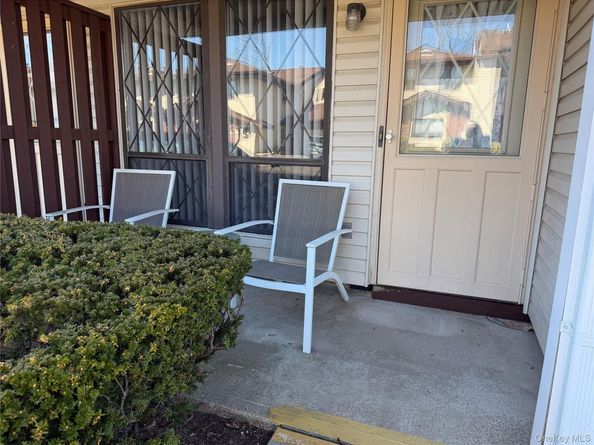 141 Cambridge Drive E 141, Copiague NY 11726