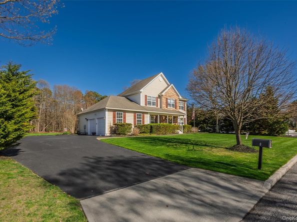 6 Ridge Court, Center Moriches NY 11934