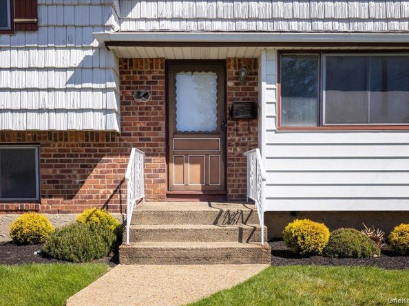 24 Roxbury Avenue, Plainview NY 11803