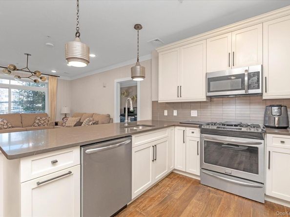 214 Marina Pointe Drive 214, East Rockaway NY 11518
